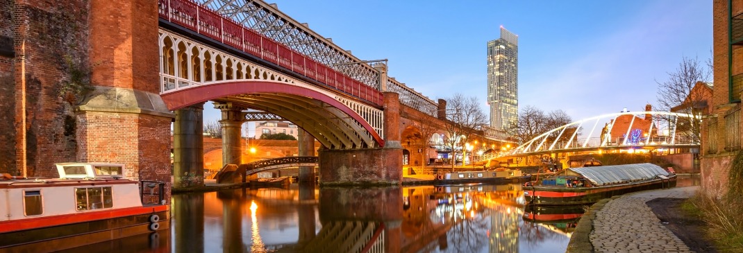 Blick auf die Brücken und den Hafen in Manchester